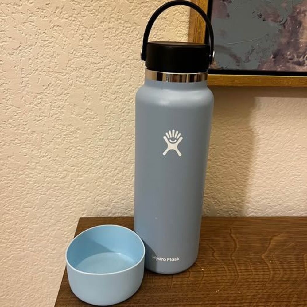 Hydroflask 40 Oz “Rain” + bottom protector sleeve